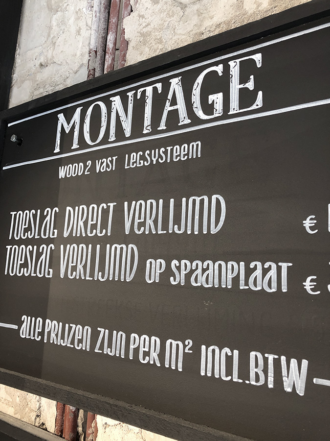 krijtbord met prijzen van all-in-gelegd pakketten voor houten vloeren | The Woodstore in Scheveningen