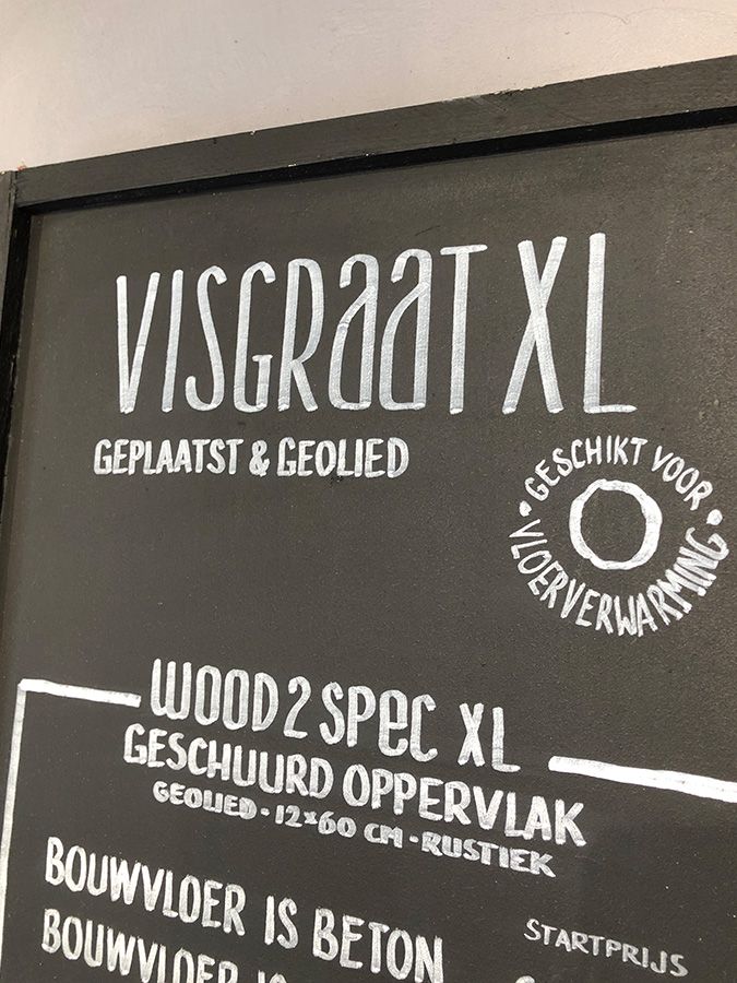 krijtbord met prijzen van all-in-gelegd pakketten voor houten vloeren | The Woodstore in Scheveningen