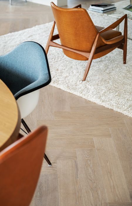 rustige en lichte eiken visgraat in kleurrijk interieur met Seal lounge chair van Ib Kofod-Larsen in Schevenings penthouse | The Woodstore Scheveningen