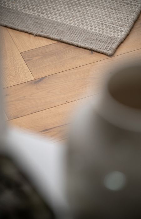 licht witte eiken visgraatvloer met Rubio Monocoat afwerking met taupe karpet | The Woodstore Scheveningen