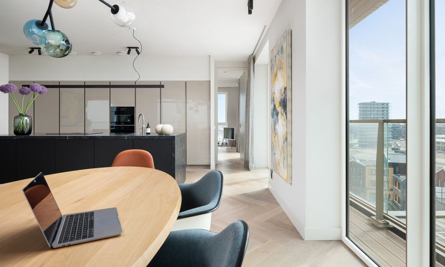 licht witte eiken visgraatvloer met Rubio Monocoat avisgraat vloer eiken met Rubio monocoat, Bocci 28 armature boven de eettafel en een prachtig uitzicht over Den Haag | The Woodstore Scheveningen