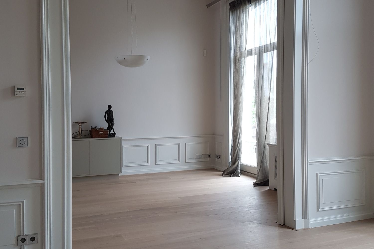select eiken planken licht geolied lambrisering grijs hoge ramen jaren 30 woning appartement luxe wonen geluidsreductie houten vloer