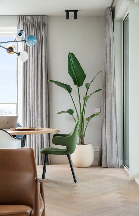 visgraat vloer eiken met Rubio monocoat, Bocci 28 armature, CatchJH1 chair van Jaime Hayon voor &Tradition® en groene grote Strelitzia paradijsvogelplant