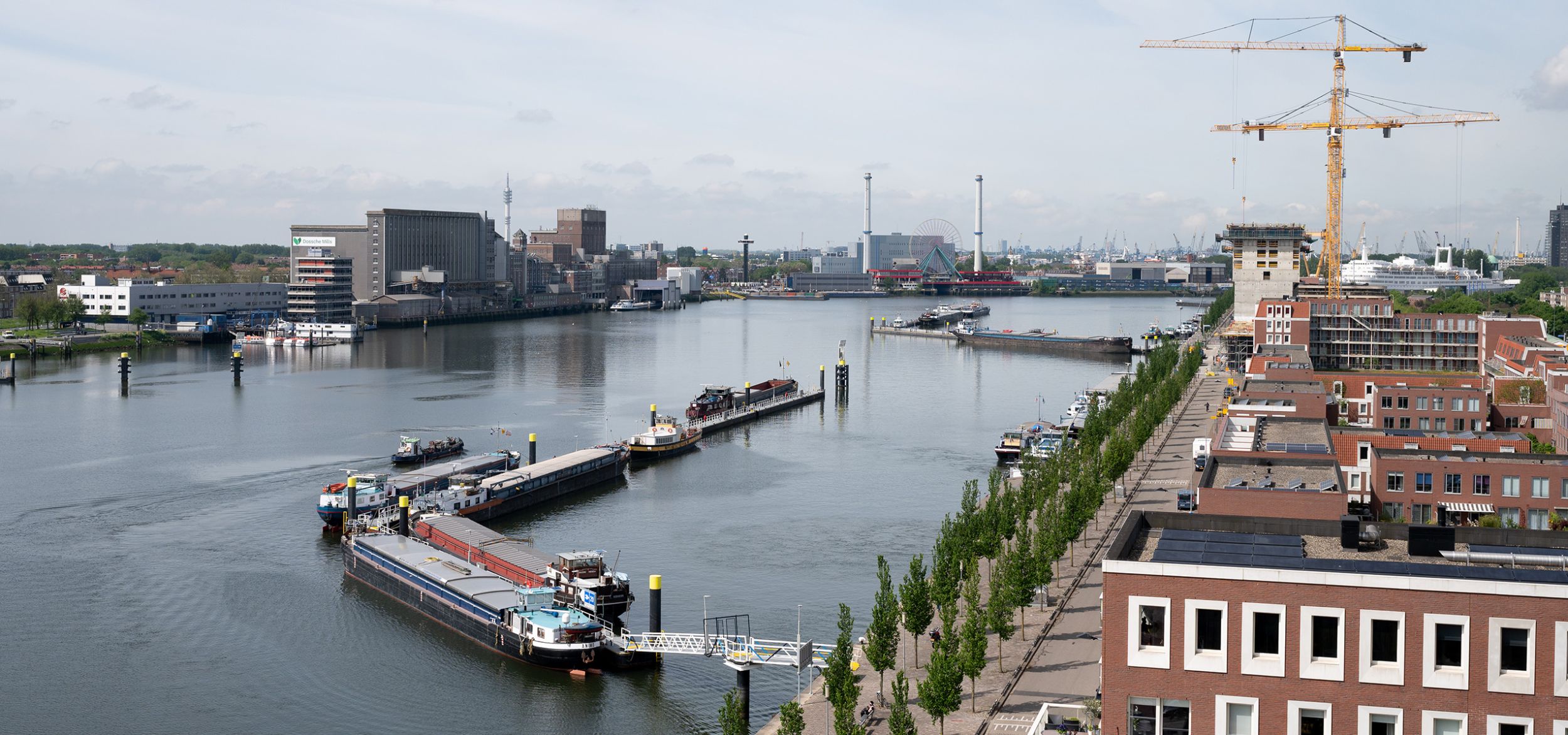 uitzicht over de maashaven en maassilo in Rotterdam vanuit het nieuwbouw appartement in Katendrecht. We plaatsen hier een planchette vloer | The Woodstore Scheveningen